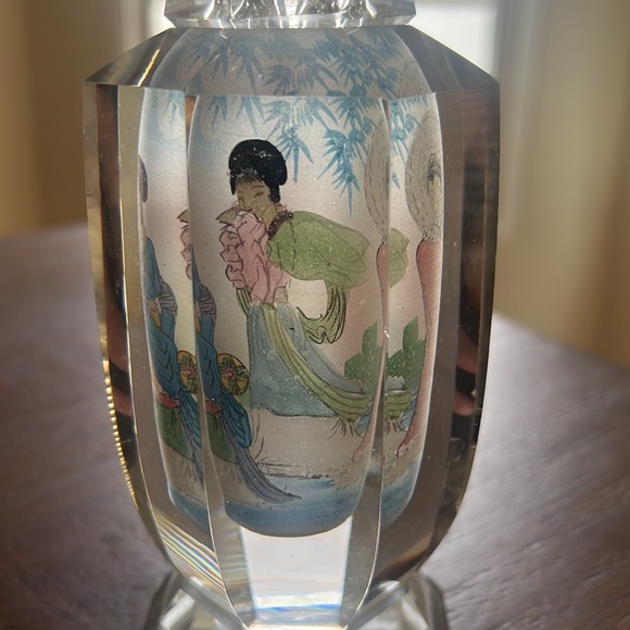 Reverse Painted Vase with Geisha - Beautiful!! - Picture 5 of 7